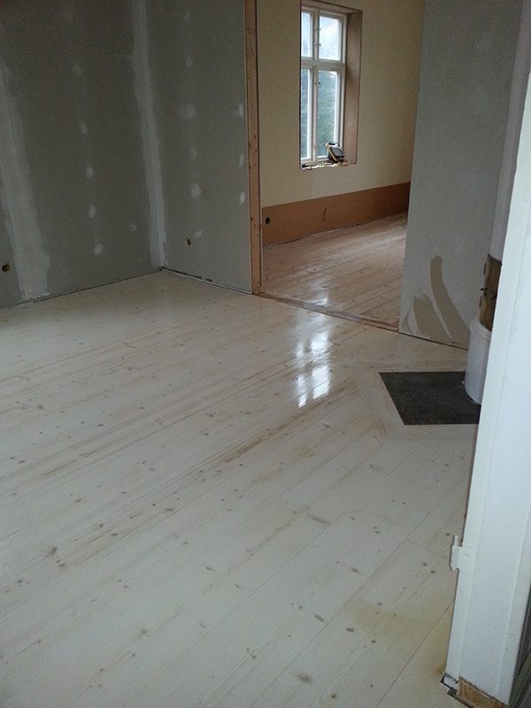 Vaxat golv i vardagsrum och matrum