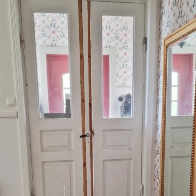 En dörr i vardagsrummet